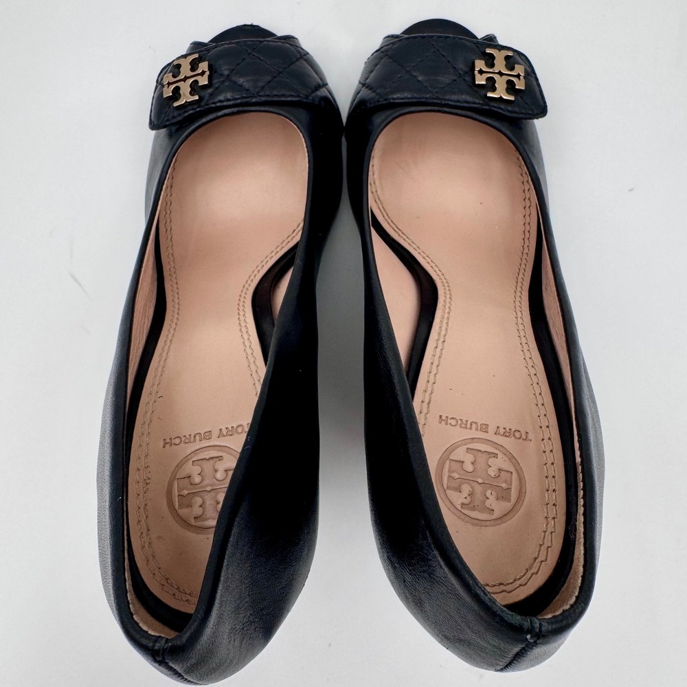 Tory Burch Leila Women 8.5M Black Leather Quilted Peep Toe Wedge Pumps Gold Logo - Picture 5 of 9